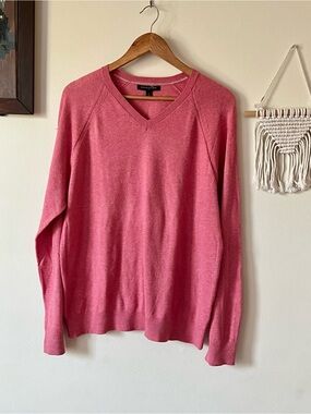 Banana Republic V-Neck Sweater in Rose- Size Large PTP 23 inch